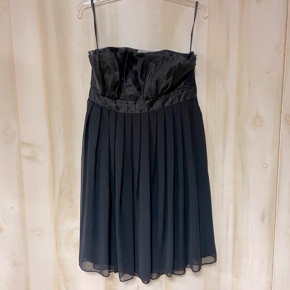 White House Black Market Dresses & Skirts - White House Black Market Black Strapless Pleated Dress Sz 8 Babydoll